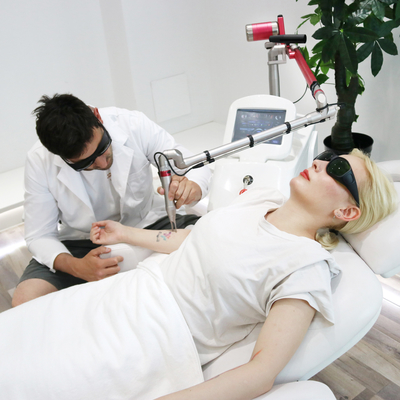 상업용 피코초 YAG 레이저 머신 3500W 통증 없는 레이저 문신 제거 장치